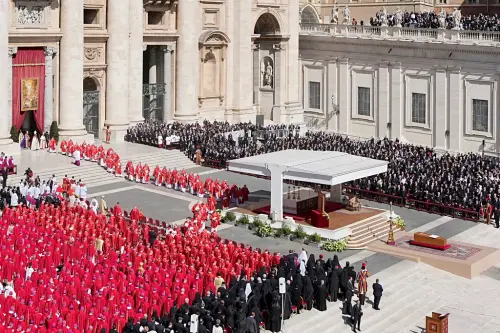 ▲天主教宗方濟各(Pope Francis)的葬禮,於今(26)日當地時間上午10時,台灣時間26日下午4時,在梵蒂岡聖伯多祿廣場(St. Peter's Square)正式舉行。(圖/美聯社/達志影像) ▲天主教宗方濟各(Pope Francis)的葬禮,於今(26)日當地時間上午10時,台灣時間26日下午4時,在梵蒂岡聖伯多祿廣場(St. Peter's Square)正式舉行。(圖/美聯社/達志影像)