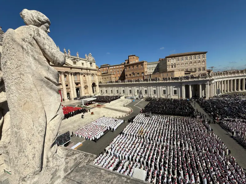 ▲廣場湧入數以萬計的民眾參加天主教宗方濟各(Pope Francis)的葬禮。(圖/美聯社/達志影像)