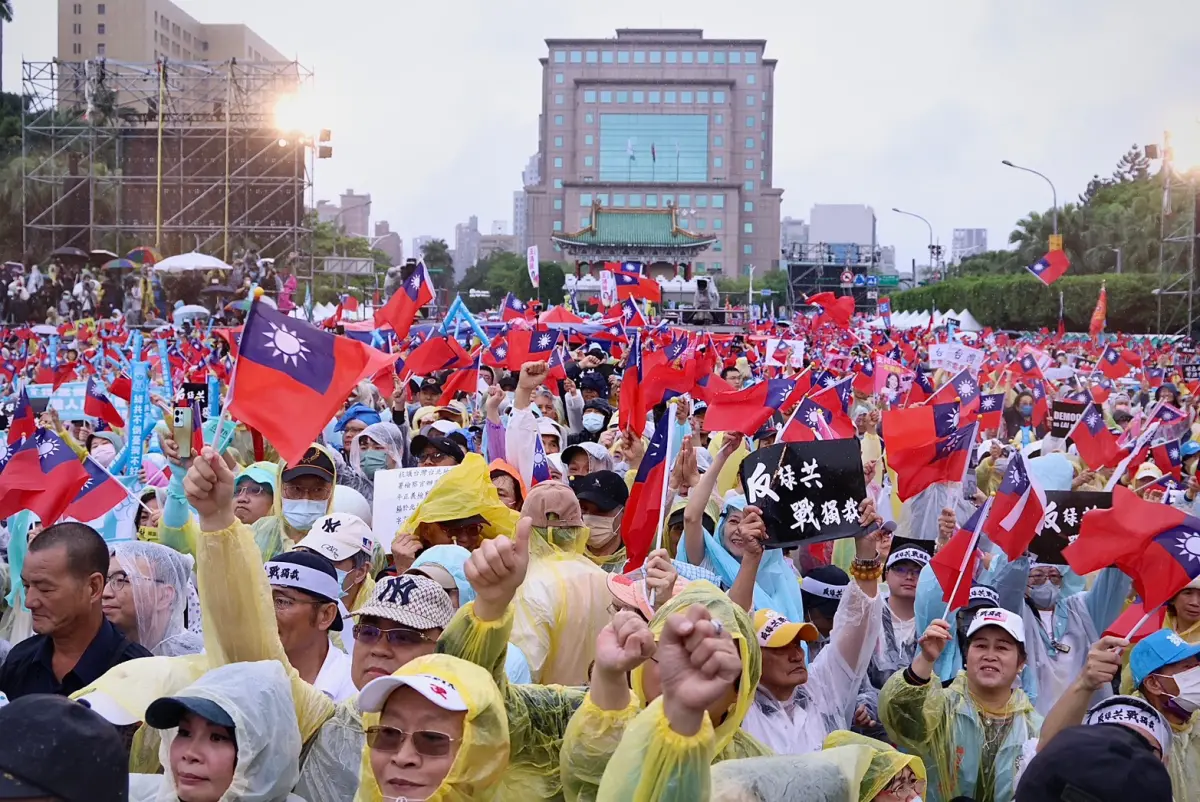 726大罷免／藍白大會師！選前之夜上凱道 喊話粉絲帶國旗反惡罷