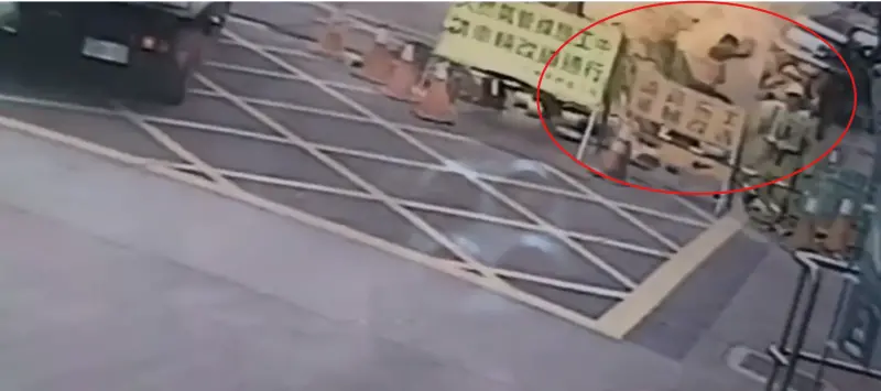 影／轟！下水道突噴火　台中大里天然氣管線施工氣爆釀8人傷