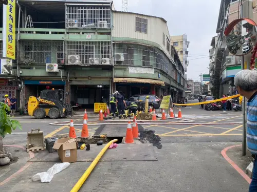 台中大里區東南路今日下午進行天然氣管線工程時,發生氣爆意外,警消人員立即趕到現場了解。(圖/警方提供) ▲台中大里區東南路今日下午進行天然氣管線工程時,發生氣爆意外,警消人員立即趕到現場了解。(圖/警方提供)