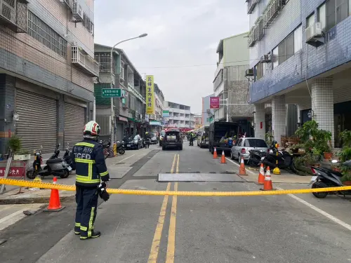 台中大里區東南路今日下午進行天然氣管線工程時,發生氣爆意外,警消人員立即趕到現場了解。(圖/警方提供) ▲台中大里區東南路今日下午進行天然氣管線工程時,發生氣爆意外,警消人員立即趕到現場了解。(圖/警方提供)