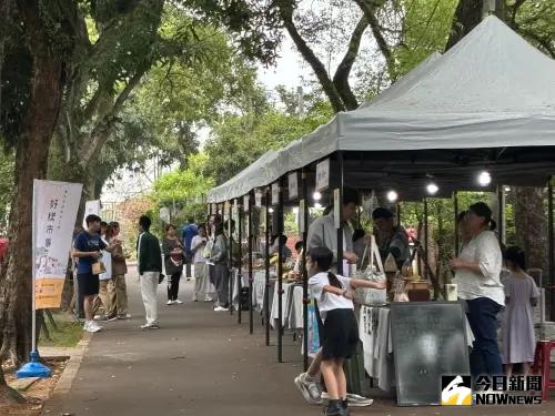 支持青年創業 台中勞工局12場「好樣市集」光復新村登場 ▲支持青年創業, 台中勞工局辦理12場「好樣市集」,首場今日在光復新村登場。(圖/記者金武鳳攝,2025.4.26)
