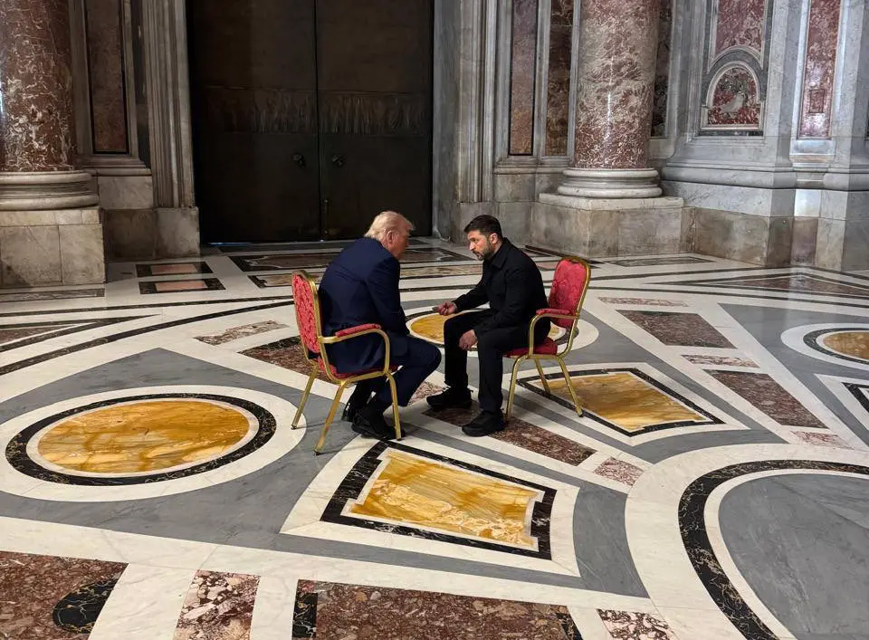 ▲美國總統川普與烏克蘭總統澤倫斯基在教宗方濟各喪禮前，曾於教堂內面對面超近距離溝通，兩人表情看來相當嚴肅。（圖／翻攝自而澤倫斯基辦公室主任葉爾馬克的X）