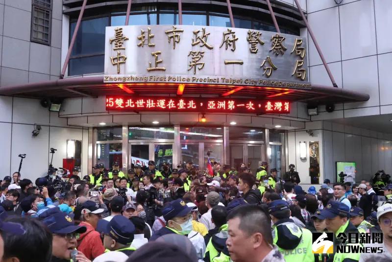 ▲國民黨立法院黨團總召傅崐萁今（26）晚痛批警方閉門訊問，質疑是不是私設刑堂？（圖／記者朱永強攝影）