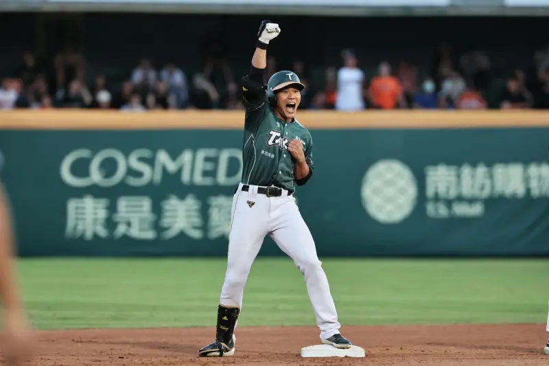 ▲台鋼雄鷹王柏融敲出清壘二壘安打，一棒中斷高塩將樹跨季21局無失分紀錄。（圖／台鋼雄鷹提供）