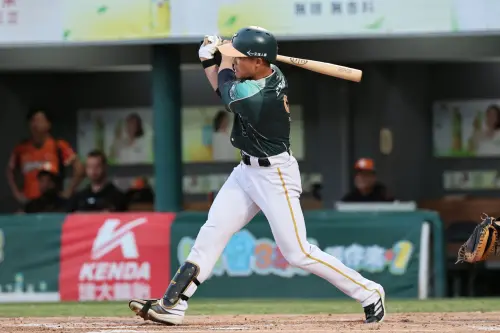 台鋼雄鷹王柏融敲出清壘二壘安打,一棒中斷高塩將樹跨季21局無失分紀錄。(圖/台鋼雄鷹提供) ▲台鋼雄鷹王柏融敲出清壘二壘安打,一棒中斷高塩將樹跨季21局無失分紀錄。(圖/台鋼雄鷹提供)
