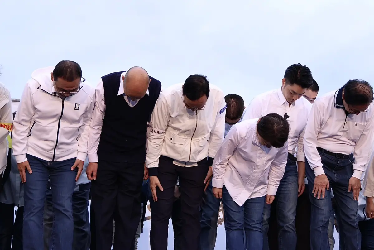 ▲國民黨主席朱立倫號召426「反綠共、戰獨裁」遊行，立法院長韓國瑜、台中市長盧秀燕皆出席。（圖／記者朱永強攝影）