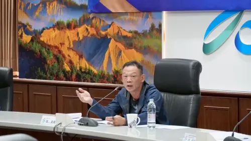▲高市府副秘書長張家興出席青年事務委員會議，傾聽青年代表意見，展現市府對青年市政建言的高度重視。（圖／高市府青年局）