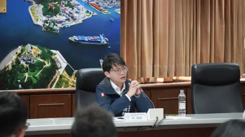 ▲高市府青年局局長林楷軒出席青年事務委員會議，針對青年代表建議積極回應。（圖／高市府青年局）
