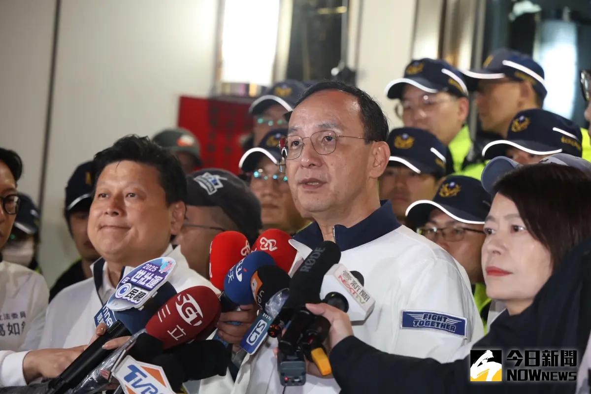 ▲國民黨主席朱立倫前往中正一分局說明後，接受訪問。（圖／記者李政龍攝，2025.04,26）