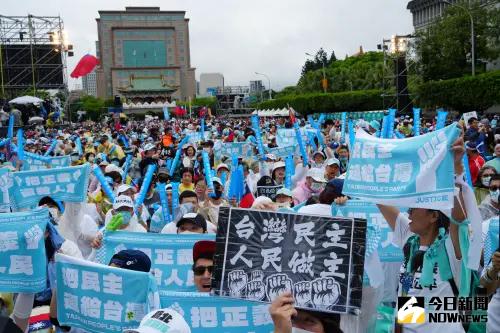 ▲國民黨舉行「反綠共、戰獨裁」活動,民眾黨支持者也響應活動。(圖/記者呂炯昌攝,2025,04.26) ▲國民黨舉行「反綠共、戰獨裁」活動,民眾黨支持者也響應活動。(圖/記者呂炯昌攝,2025,04.26)