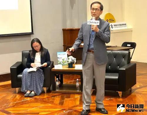 ▲高雄市立歷史博物館館長李文環(站立者)、中原大學建築系副教授林曉薇(左)一同參與，見證這場工業記憶的重現與傳承。(圖／記者黃守作攝，2025.04.26)