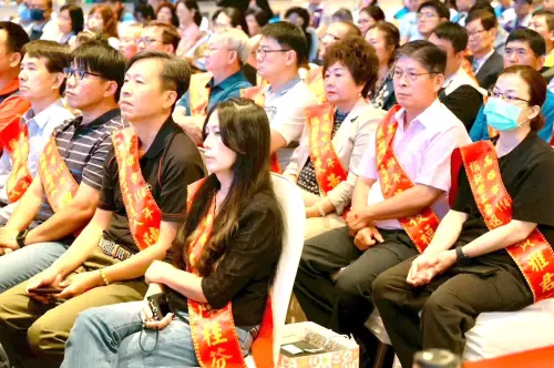 ▲高雄市政府勞工局舉辦模範勞工及績優工會表揚活動，有模範勞工及優秀國際移工和優良工會代表與會。(圖／高雄市政府勞工局提供)
