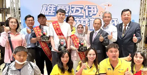 ▲優秀國際移工獲頒模範勞工獎牌。(圖／高雄市政府勞工局提供)