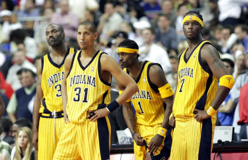 ▲Stephen Jackson（右二）因2004年震驚體壇的「奧本山宮殿事件」向Reggie Miller（左二）表達多年來壓抑在心中的歉意，讓一向堅強的Miller當場眼眶泛淚，氣氛感人。（圖／美聯社／達志影像）