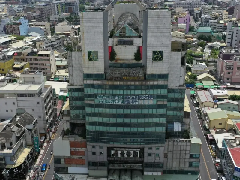 ▲網紅晚安小雞曾大鬧的員林廢墟「黃金帝國」大樓開拆，未來規劃重建地上22層樓、地下4層樓的住商大樓。（圖／彰化縣政府秘書游築凱臉書）