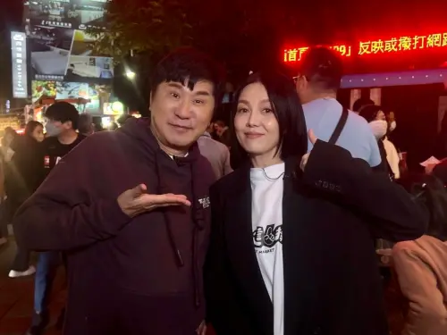 ▲胡瓜（左）和苗可麗（右）在夜市大嗑美食。（圖／下面一位提供）