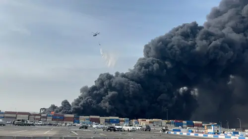 ▲伊朗阿巴斯沙希德拉賈伊港26日發生大爆炸,從遠處可見到現場冒出大量濃煙。(圖/美聯社/達志影像) ▲伊朗阿巴斯沙希德拉賈伊港26日發生大爆炸,從遠處可見到現場冒出大量濃煙。(圖/美聯社/達志影像)