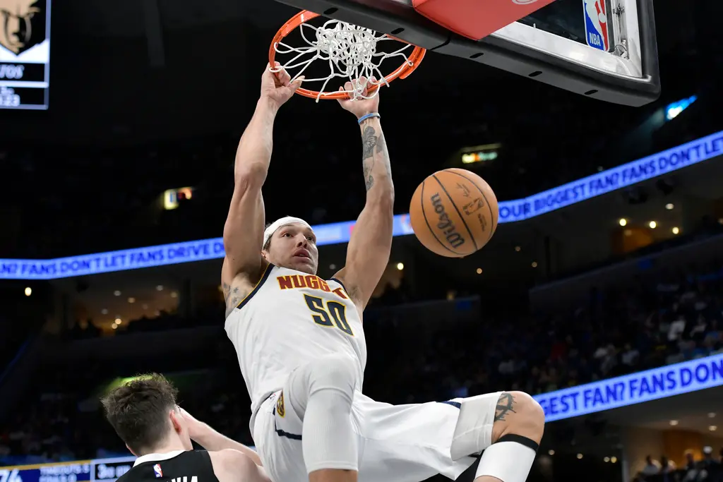 ▲Aaron Gordon在讀秒階段補扣絕殺，金塊最終以101：99險勝快艇，將系列賽扳成2：2平手。Gordon這一記絕殺太具戲劇性，讓不少球迷驚呼，直言這是傳奇般的一次壓哨球。（圖／美聯社／達志影像）