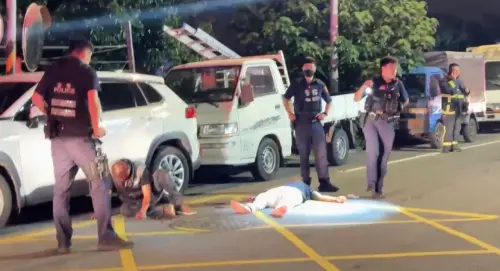 台中深夜街頭爆衝突,警方在車內找到狼牙棒,現場都是血跡如戰場,有6人倒地送醫。(圖/翻攝畫面) ▲鬥毆現場血跡斑斑,其中有6人倒地送醫。(圖/翻攝畫面)