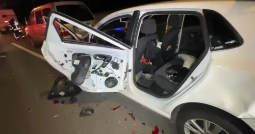 台中深夜街頭爆衝突,警方在車內找到狼牙棒,現場都是血跡如戰場,有6人倒地送醫。(圖/翻攝畫面) ▲有輛白車被撞爛,駕駛稱當時一下車就被撞倒。(圖/翻攝畫面)