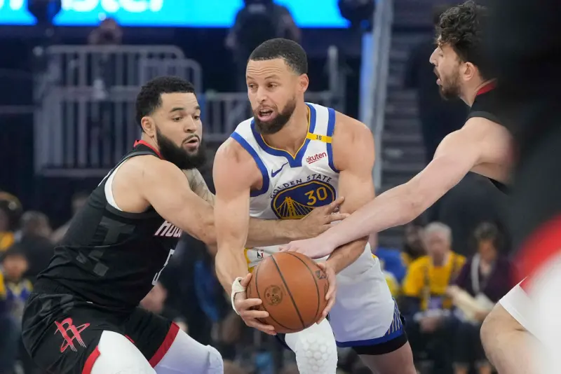 ▲金州勇士與休士頓火箭展開關鍵的第三戰，目前雙方系列賽戰成1：1平，這一場比賽勇士在沒有Jimmy Butler的情況下，打出一場精采的比賽，當家球星Stephen Curry砍進36分，率領球隊最終以104：93贏球，系列賽取得2：1領先。（圖／美聯社／達志影像）