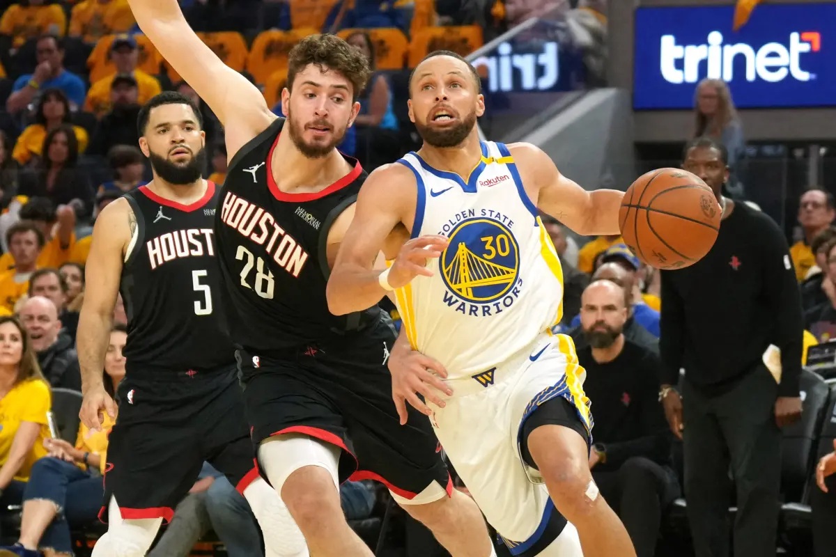 ▲勇士隊球星Stephen Curry在對陣火箭隊的比賽中，遭受對手嚴密防守與疑似惡意衝撞，但裁判卻未積極判罰，引發勇士球迷強烈不滿，連總教練Steve Kerr的沉默也讓球迷感到失望。（圖／路透／達志影像）