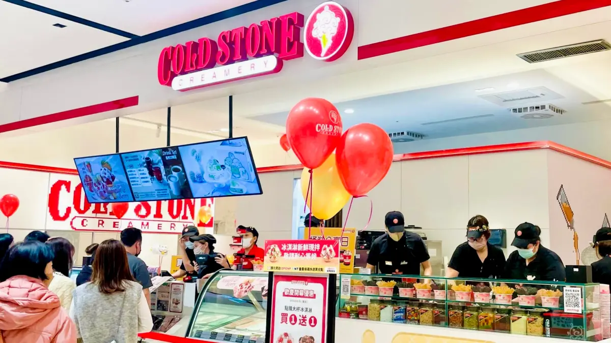 ▲知名美國連鎖冰淇淋品牌酷聖石（COLD STONE）唱歌表演炒冰掀起熱潮。在日本經營20年，從巔峰時期「34家→1家」疑似快倒閉，媒體與網友認為「高調歡唱的互動表演不適合害羞日本人」。（圖／翻攝自Cold Stone FB）