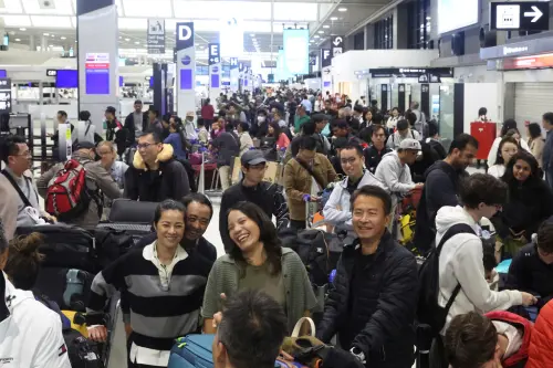 ▲日本黃金週開跑,旅遊人潮將機場與車站擠得水洩不通。圖為成田機場盛況。(圖/美聯社/達志影像) ▲日本黃金週開跑,旅遊人潮將機場與車站擠得水洩不通。圖為成田機場盛況。(圖/美聯社/達志影像)