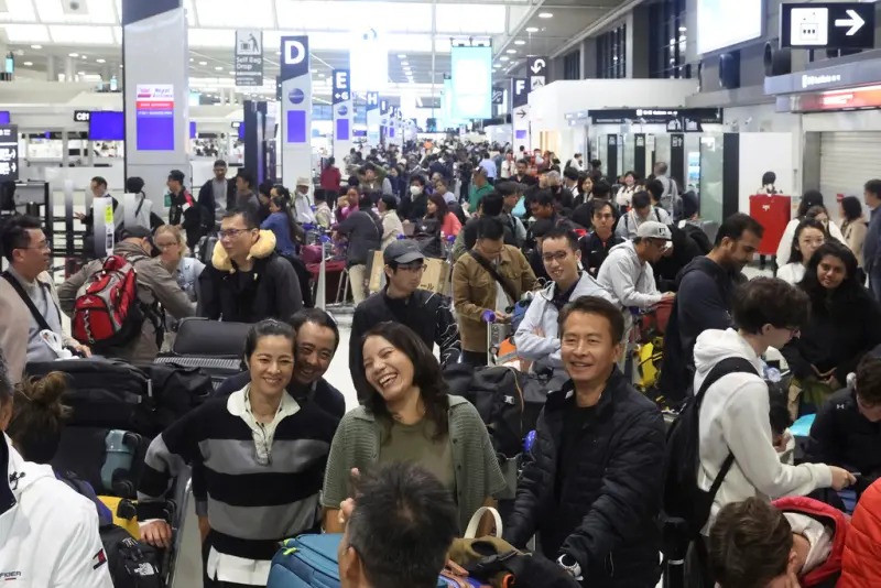 ▲日本黃金週開跑,旅遊人潮將機場與車站擠得水洩不通。圖為成田機場盛況。(圖/美聯社/達志影像)