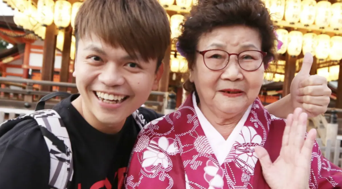 ▲百萬YouTuber蔡阿嘎（左）今（27）日稍早發文哀悼90歲阿嬤，曬出1家4口與阿嬤的合影，「相約下輩子，能再次好好牽手散步、跟祢撒撒嬌。」感性道謝阿嬤40年來的照顧與愛護。（圖／翻攝自蔡阿嘎IG）