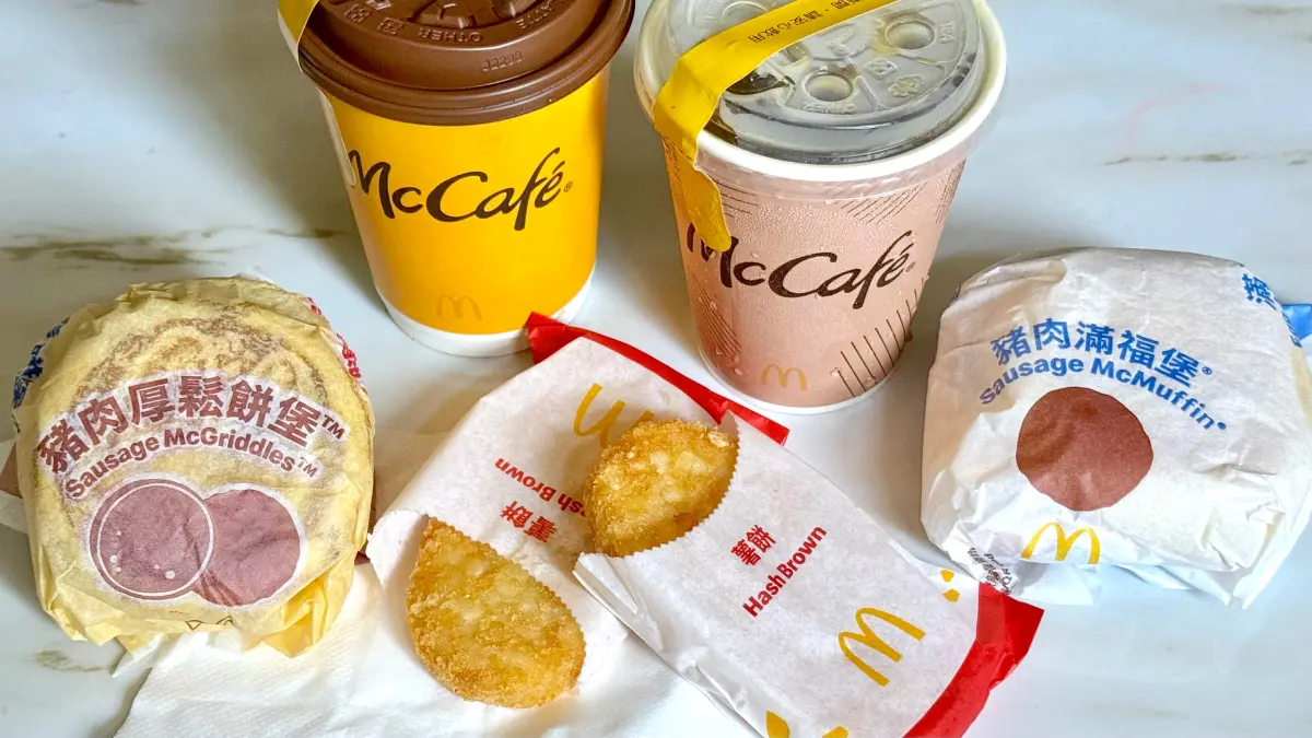 ▲2024年麥當勞早餐鬆餅堡五天完售，今年回歸增量實測購買時間約3～10分鐘很好買。好食課營養師Oliver楊哲雄提醒民眾注意熱量，「豬肉蛋厚鬆餅堡」只排第三胖「麥當勞早餐熱量排行榜」一次看。（圖／記者蕭涵云攝）