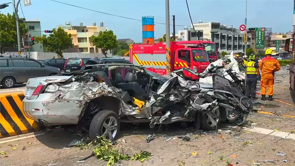 ▲ 台中沙鹿嚴重車禍，一台曳引車追撞導致多人送醫。（圖／翻攝畫面）