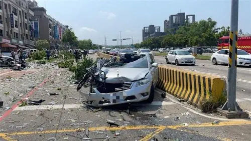 台中沙鹿發生嚴重車禍,數輛救護車已趕抵現場救援,現場畫面相當駭人。(圖/翻攝畫面) ▲ 數輛救護車已趕抵現場救援,現場畫面相當駭人。(圖/翻攝畫面)