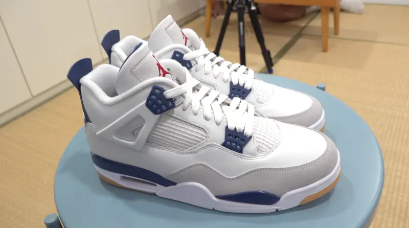 ▲「鞋槓人生」最新第75集，主持人18與大支開箱一代神鞋Nike SB x Air Jordan 4，這雙在奧運爆紅的SB系列鞋款，在當時被譽為神鞋，如今就算已經出過多款配色，但價格依舊漂亮。（圖／NOWnews）