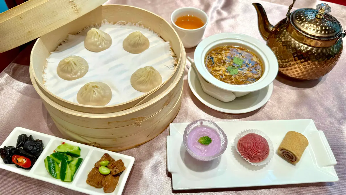 ▲川普對等關稅震盪股市、4月底又迎接報稅季，餐飲優惠救荷包！小籠包名店樂天皇朝平日下午茶套餐半價優惠258元，加價99元升級八色小籠包。肉多多火鍋說通關密語免費加肉、狂一鍋也有加菜優惠一次看。（圖／記者蕭涵云攝）