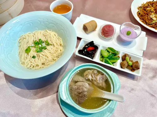 ▲清燉雞湯拉麵套餐享有小菜與甜點。（圖／記者蕭涵云攝）