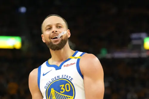 ▲勇士隊球星Stephen Curry在季後賽G3狂轟36分,率隊擊敗火箭,系列賽2:1領先,個人季後賽得分30+、5籃板、5助攻場次追平Kobe Bryant,並超越Tony Parker,持續追趕喬丹與詹皇。(圖/路透/達志影像) ▲勇士隊球星Stephen Curry在季後賽G3狂轟36分,率隊擊敗火箭,系列賽2:1領先,個人季後賽得分30+、5籃板、5助攻場次追平Kobe Bryant,並超越Tony Parker,持續追趕喬丹與詹皇。(圖/路透/達志影像)