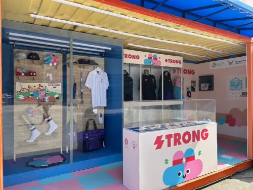 ▲板橋體育場「壯寶房間」主題無人商店內展示2025世壯運三大系列周邊商品