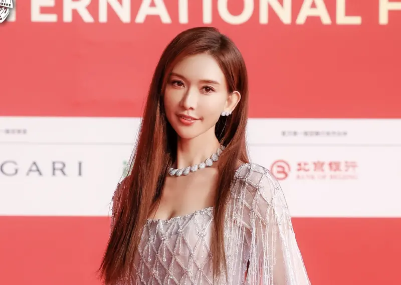 ▲林志玲50歲仍維持凍齡優雅，揮別緋聞舊愛言承旭後，現在已是幸福人妻與媽媽。近日她與安海瑟薇見面，當面表達對安海瑟薇的喜愛，獲對方幽默回應。她坦言為了不錯過兒子的成長，拍攝期太長的影視作品都暫時不能接。（圖／林志玲工作室提供）