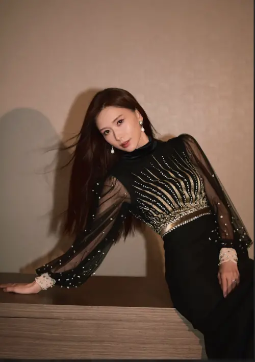 ▲林志玲（如圖）昔日與言承旭的緋聞戀情，近日又成為各方關注的話題，但她早已是幸福人妻和媽媽，外表也保養非常好，依舊散發女神丰采。（圖／林志玲工作室提供）