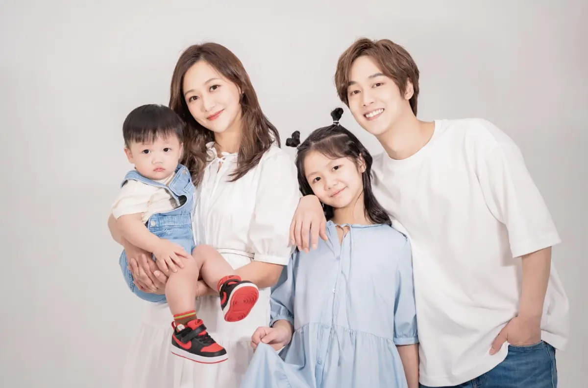 ▲那對夫妻為女兒妮妮（右2）推出新單曲〈噗比〉，記載了她與弟弟「萌弟」（左1）的手足情誼，夫妻兩也坦言是為了妮妮探索興趣，並非為進軍演藝圈試水溫。（圖／那對夫妻提供）