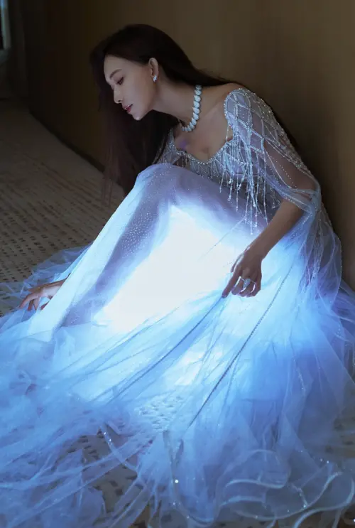 ▲林志玲依然充滿優雅仙氣，透露為了陪伴兒子成長，拍攝期太長的影視作品暫時不能接。（圖／林志玲工作室提供）