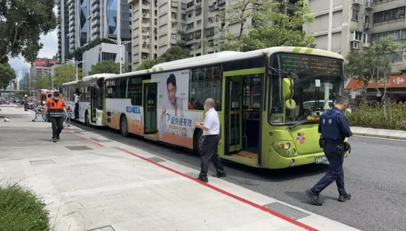 ▲北市公車追撞釀9傷。（圖／翻攝畫面）