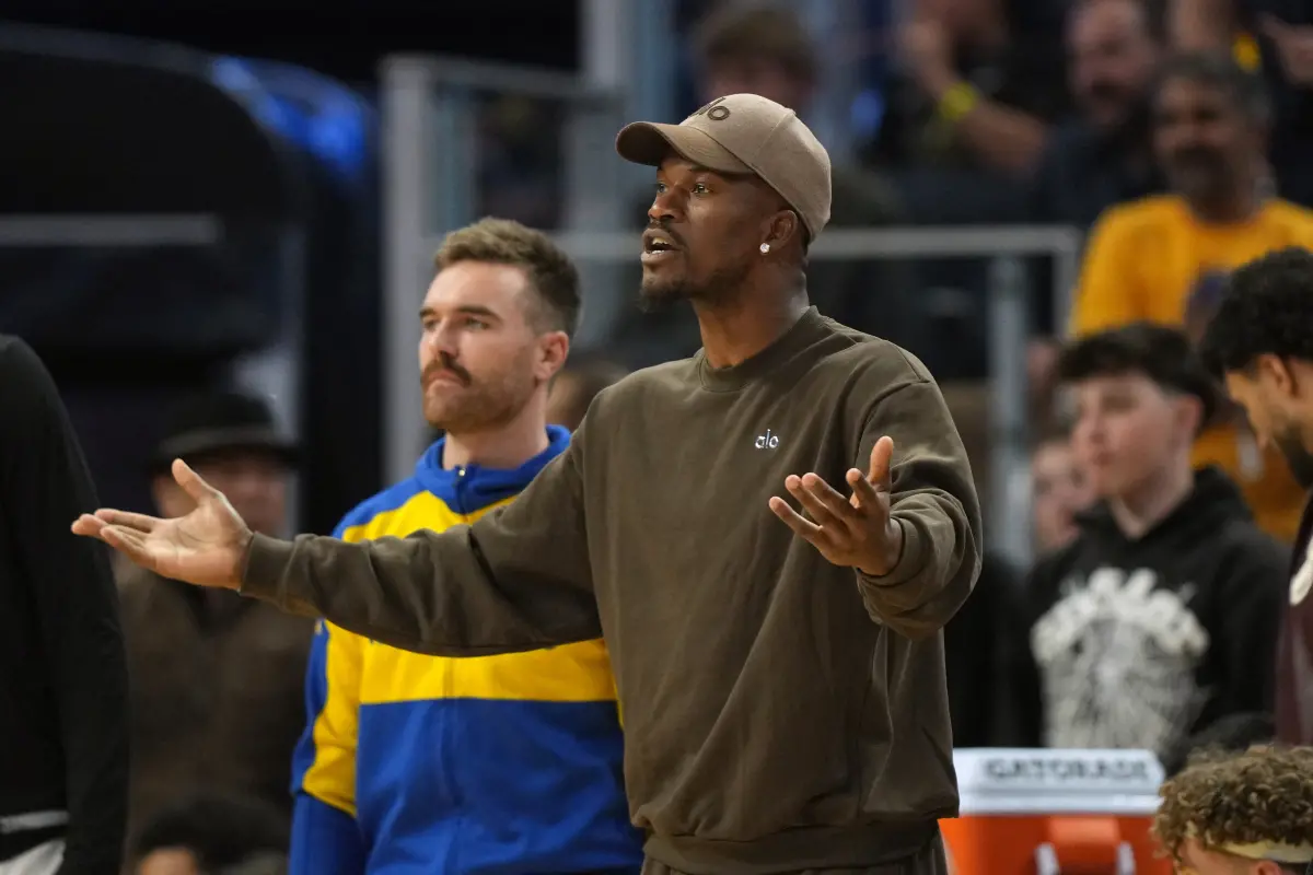 ▲ 勇士隊球星Jimmy Butler因傷缺陣，於板凳席指導隊友Buddy Hield，竟遭隊友戲稱是「爛招」，事後Butler在社群媒體稱呼Stephen Curry為「蝙蝠俠」，自喻「羅賓」。（圖／路透／達志影像）