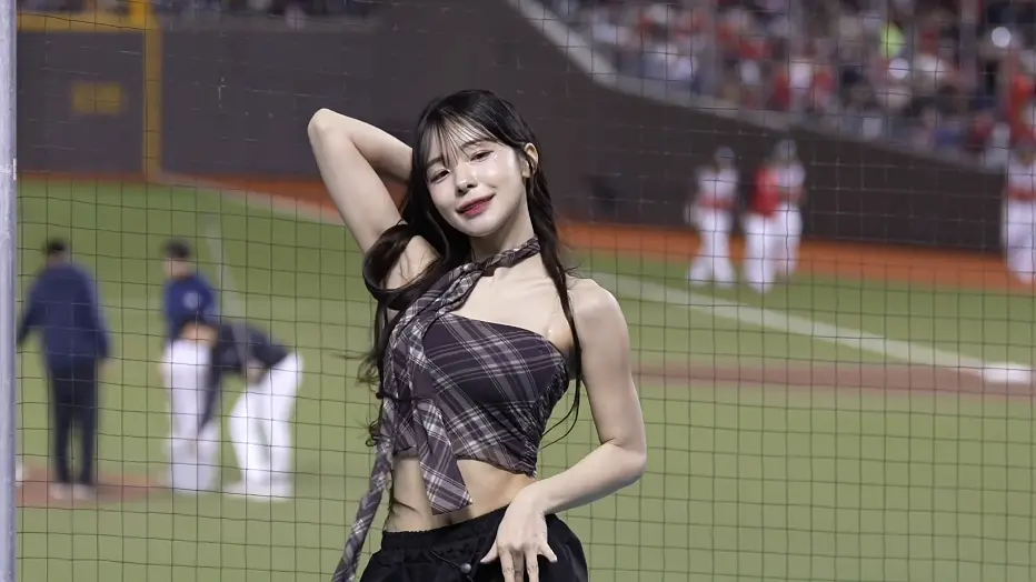 ▲啦啦隊女神李多慧近日在社群分享自己日前應援前服裝出包，而她也決定直接和隊友及工作人員借衣服上場，隨機應變的臨場反應讓粉絲直呼：「不愧是職業級女神！」（圖／走一日球迷 台湾プロ野球チア YouTube）