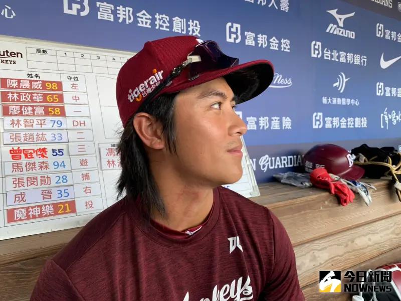 ▲樂天桃猿呂詠臻昨日遭到強襲球擊中頸部，接下來將高掛免戰牌，進行休養。（圖／記者陳柏翰攝）