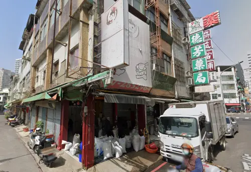 「蛤」招牌起源於2022年2月左右,前身鬆餅店結束營業,換「格麗水產」開發公司進駐,招牌就印上了水產「蛤」的字樣打廣告。(圖/GoogleMaps) ▲「蛤」招牌起源於2022年2月左右,前身鬆餅店結束營業,換「格麗水產」開發公司進駐,招牌就印上了水產「蛤」的字樣打廣告。(圖/GoogleMaps)