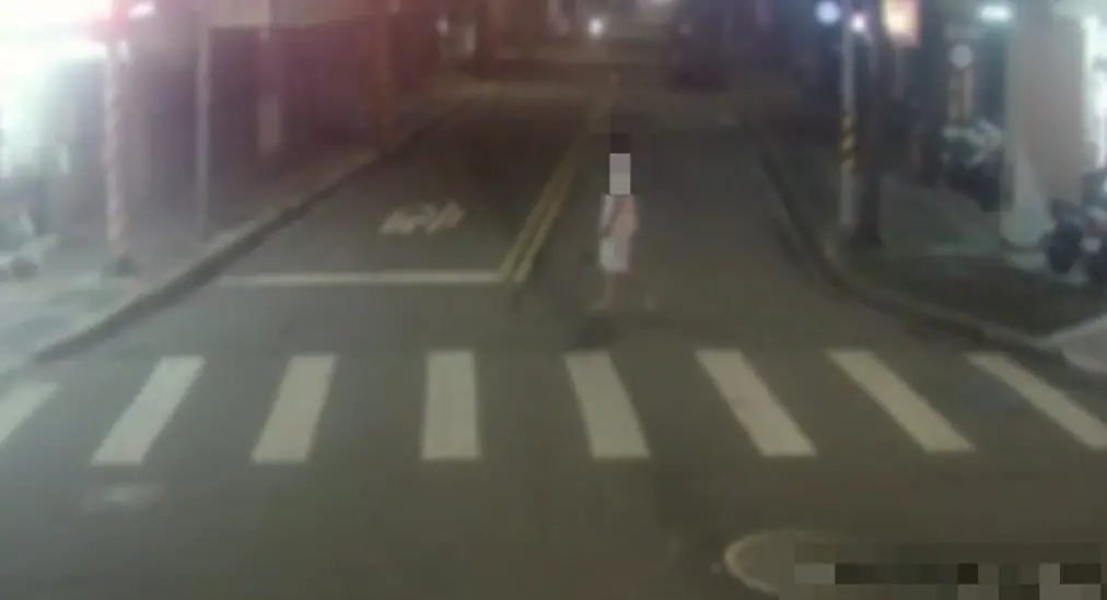 ▲今日0時40分左右，涉嫌人謝男從住處外出，到對面的7-11買東西。（圖／警方提供）